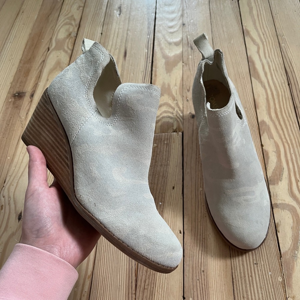 TOMS Kelsey Suede Wedge‎ Booties Grey Camo Ankle Boots womens 8 casual neutral